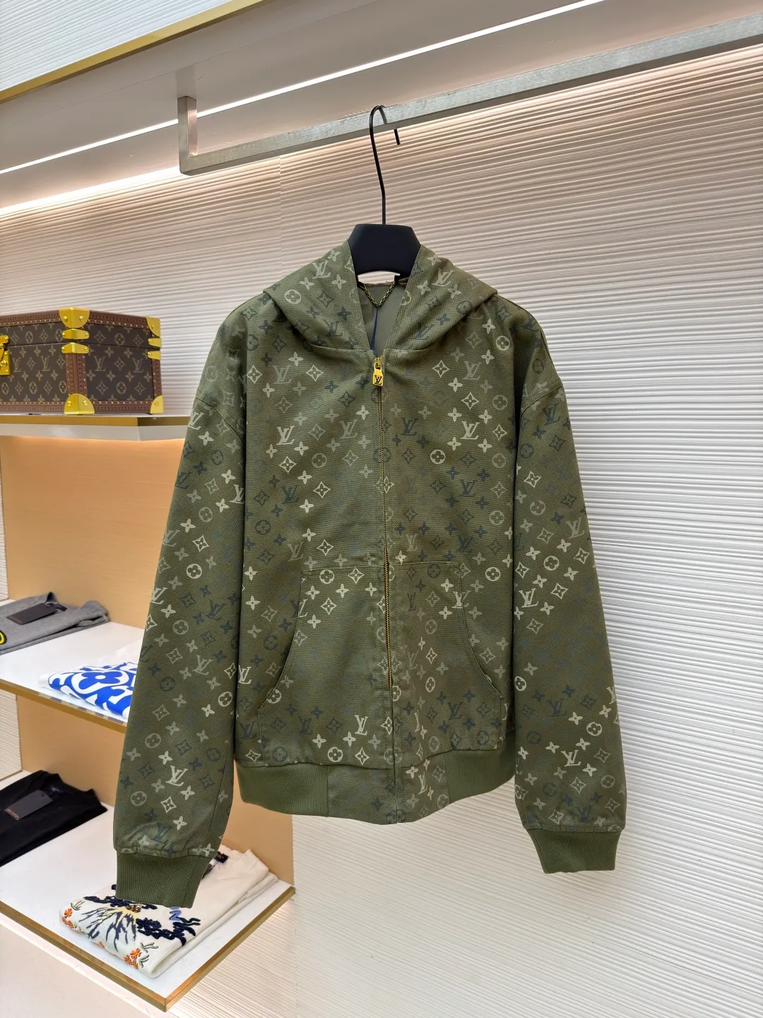 LOUIS VUITTON canvas hooded tunic jacket ●Original version: purchased and developed by 44974 ●Item number: 1682150-B75 ●Fabric: canvas fabric ●Technology: printing production ●Color: green ●Version: fitted version ●Weight: about 1025 grams ●Size: S-M-L-XL ●Description: This hooded zipper jacket is made of high-density twill blended fabric. It has been washed and aged to give the fabric a retro-aged matte texture and a soft and drapey wearing experience. The classic presbyopia pattern printed all over the surface is presented through digital direct inkjet printing. The pattern has high precision and the color blends naturally with the fabric and is not easy to fall off and crack. The body is cut into a loose-fitting drop-shoulder version, and the shoulder splicing uses a flat car double-line seam process to route the lines. It is neat and improves shoulder support. The zipper adopts a custom-made metal molded zipper with smooth and wear-resistant teeth, which harmoniously echoes the color of the body. The hem and cuffs are made of high-elastic ribbing, which is pre-shrunk to prevent deformation. The inside of the hood is double-layered, making the shape of the hat stiff and not easy to collapse. The overall turning process adopts 0.8cm dense copy line technology, and every inch of stitching is even and fine. Every detail shows exquisite clothing technology and quality control. The overall wiring is straight and delicate, the fabric is comfortable and soft, and the color is consistent without color difference. It can be matched with the same style to create a fashionable look and control various occasions. Customized accessories, complete with three standards, same style for men and women!